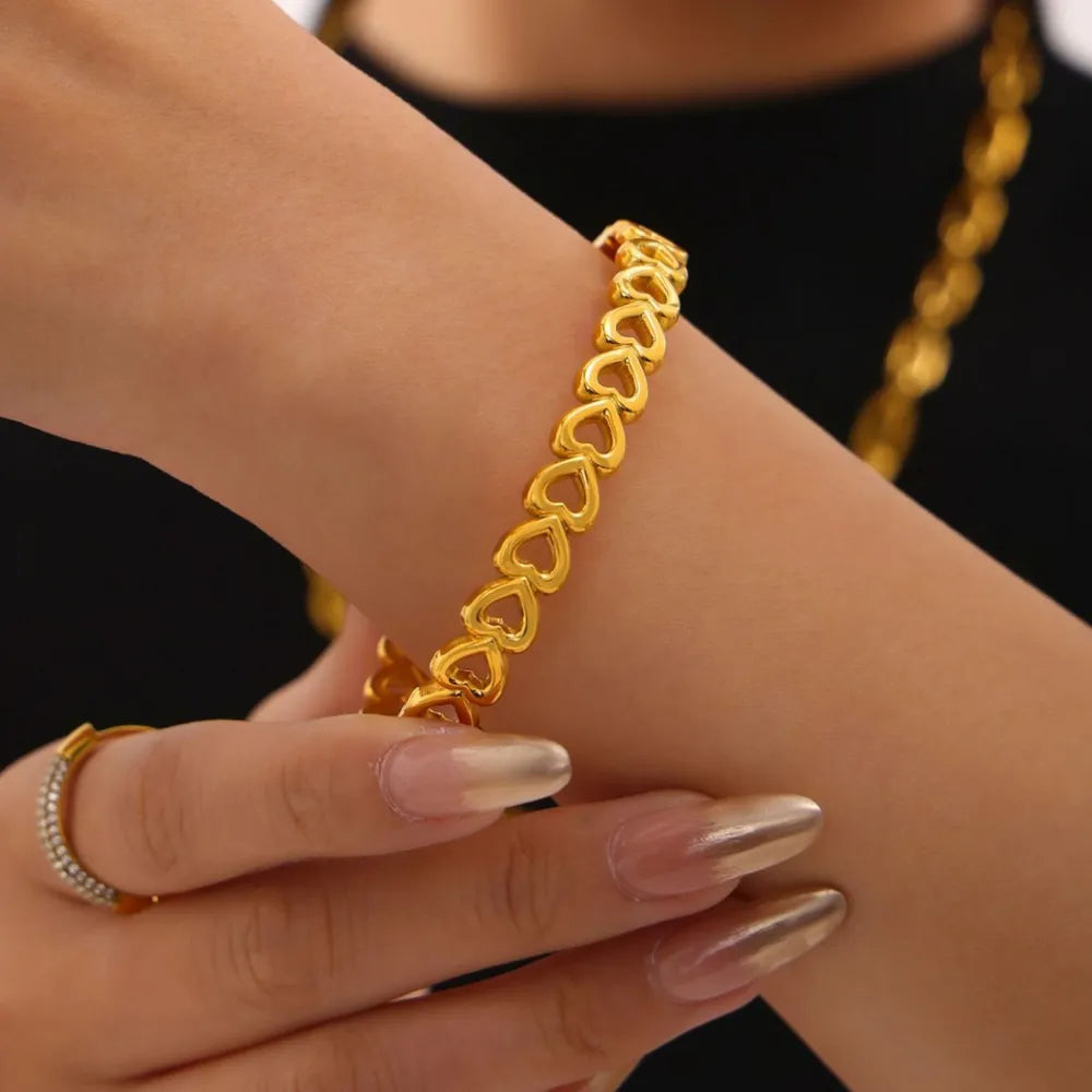 Pulseira Coracao Dourada 18K TRIX em uso no pulso