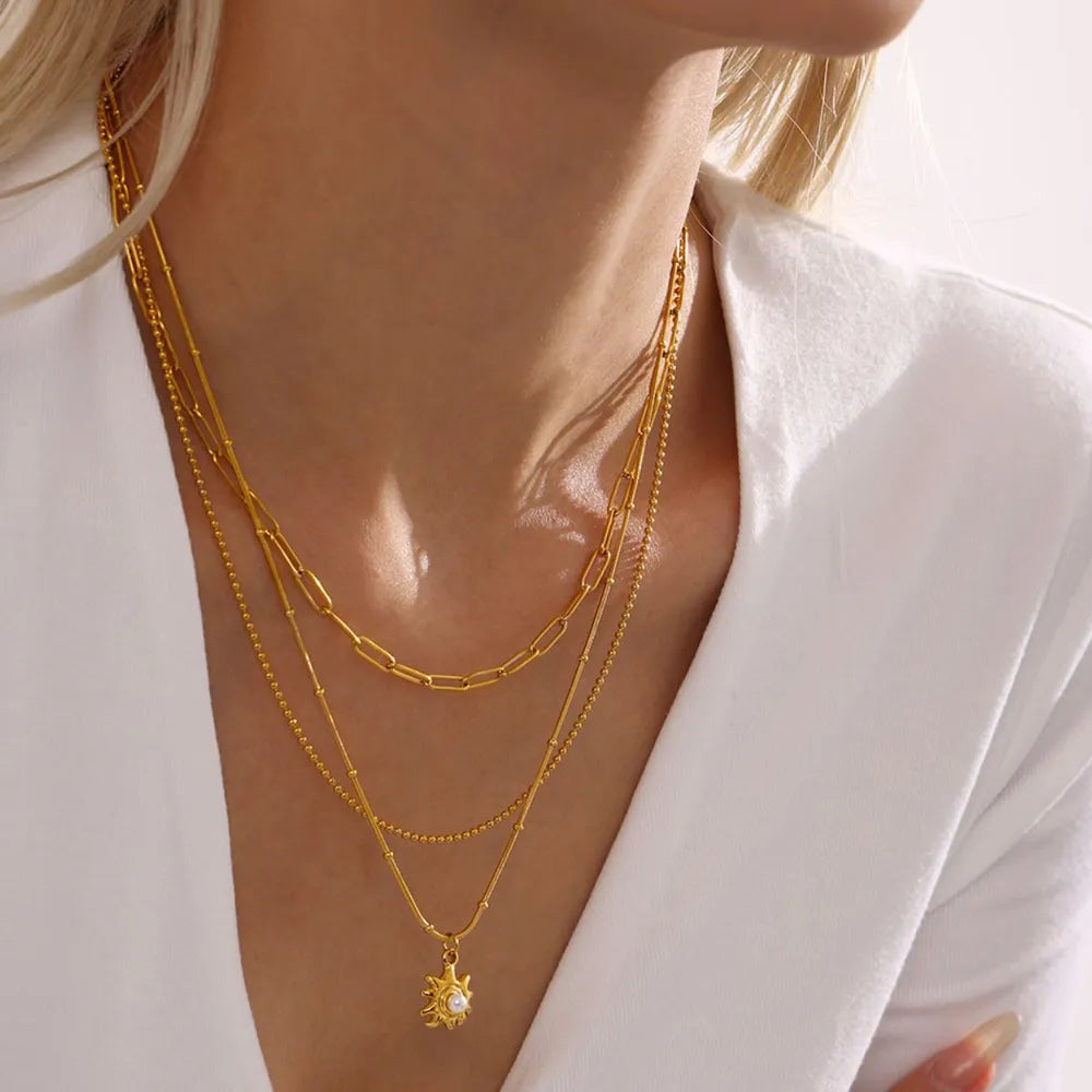 Colar pérola shell dourado em aço inoxidável