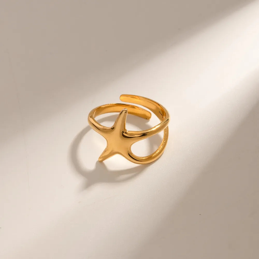Anel estrela dourado 18K TRIX em fundo claro