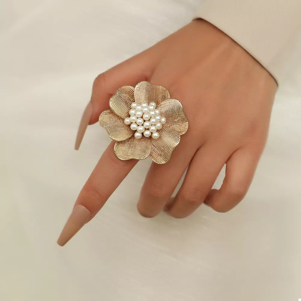 Anel Flor Perola Dourado 18K TRIX em uso na mao
