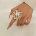 Anel Flor Perola Dourado 18K TRIX em uso na mao