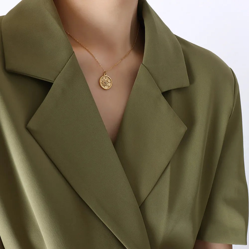 Colar Medalha Solar Dourado TRIX imagem 1 via fornecedor Trendsi