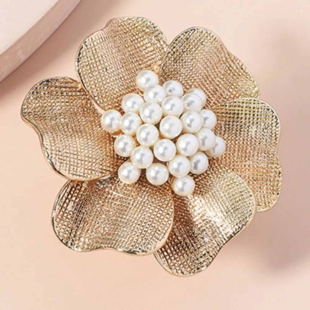 Anel Flor Perola Dourado 18K TRIX detalhe das perolas sinteticas