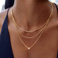 Colar camadas dourado 18K TRIX em uso no colo
