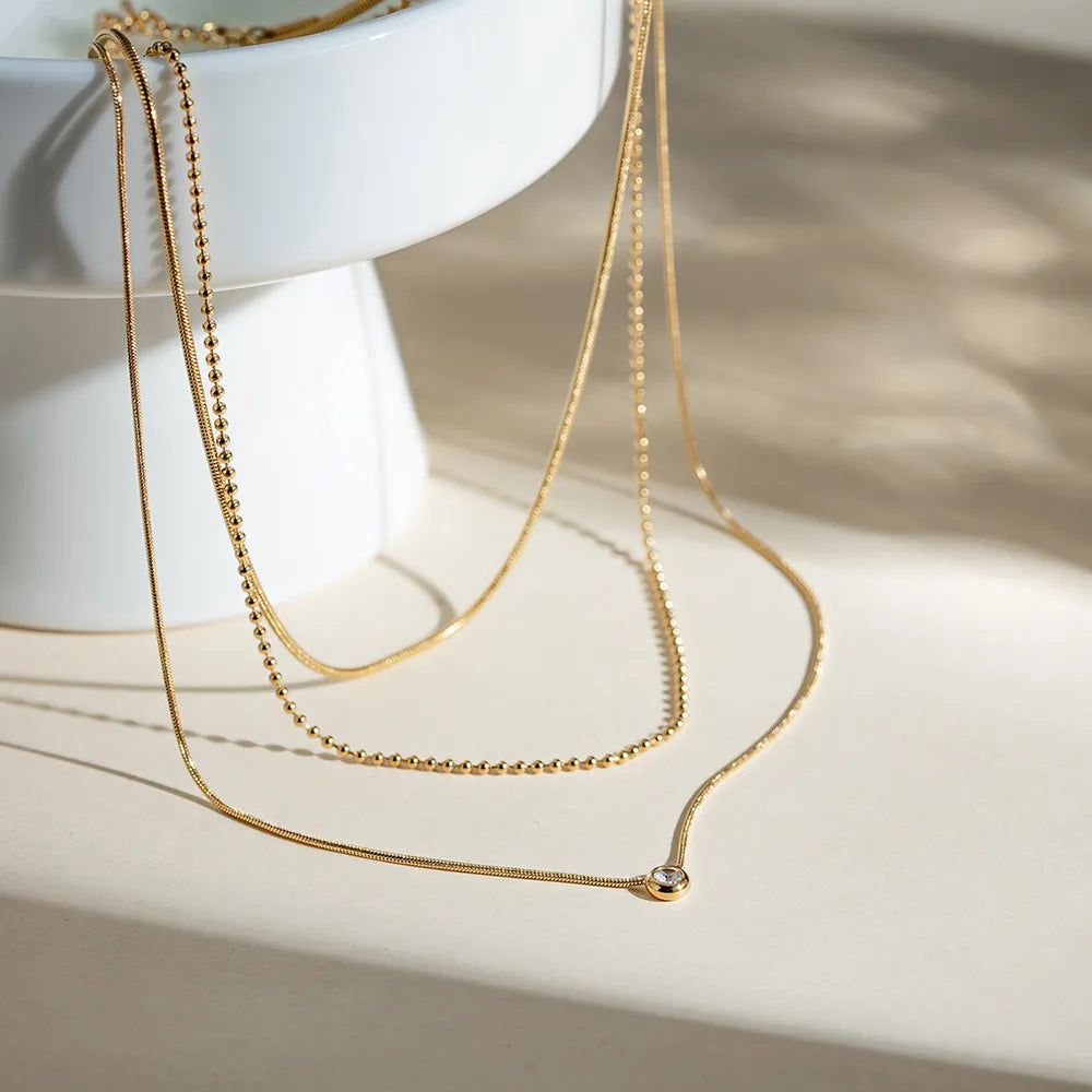 Colar dourado 18K em camadas com ponto de brilho